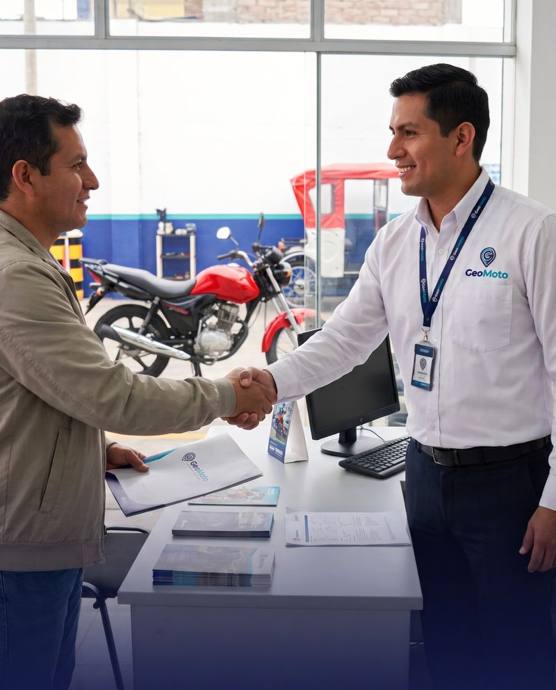 Asesor de GeoMoto dando la mano a un cliente en la oficina