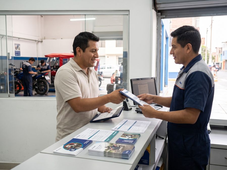 Asesor entregando documentos a un cliente en el mostrador del taller