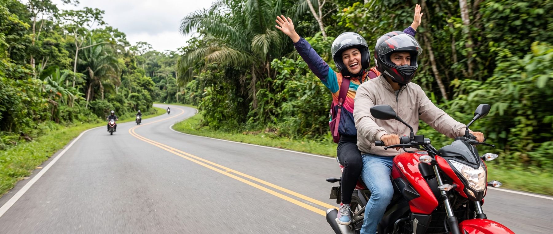 Pareja con casco viajando en moto por una carretera rodeada de selva